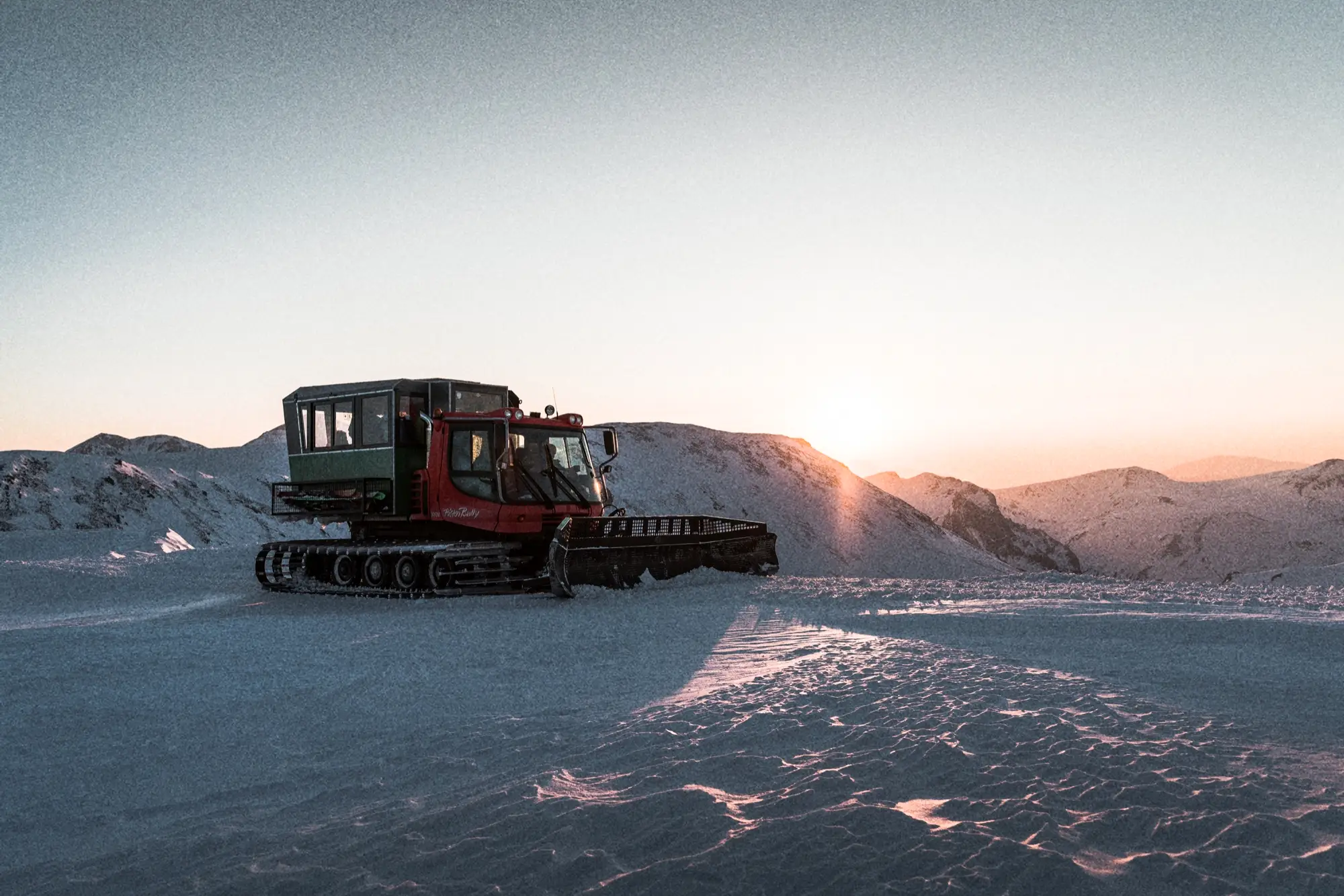 Snowcat in het laatste licht op een open vlakte in de Šar Planina